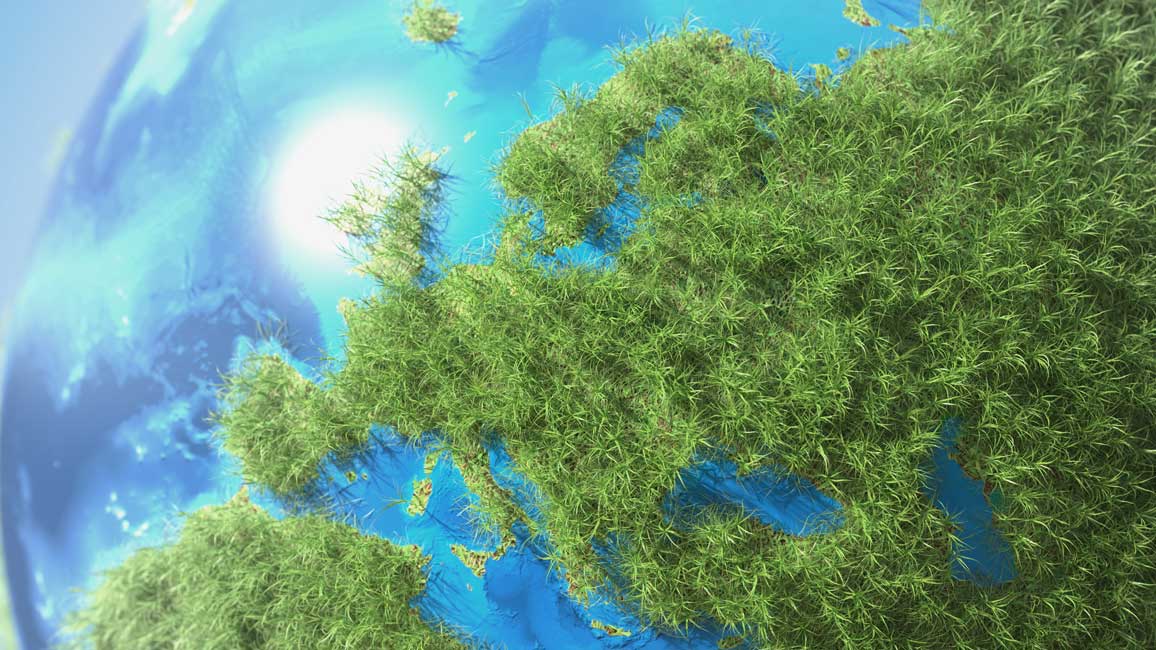 Nahaufnahme von mit grünem Gras bedeckten Europa auf dem Erdball