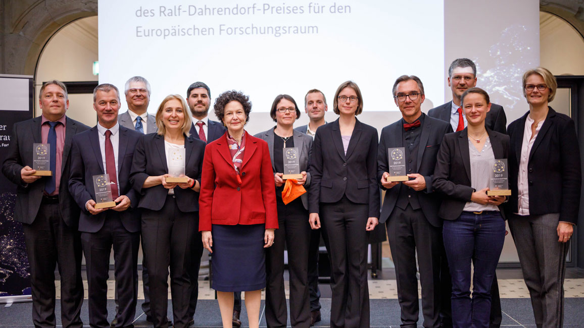 Gruppenbild der Preisträgerinnen und Preisträger des Ralf-Dahrendorf-Preises für den Europäischen Forschungsraum 2019 mit der damaligen Bundesministerin für Bildung und Forschung, Anja Karliczek, und Lady Dahrendorf