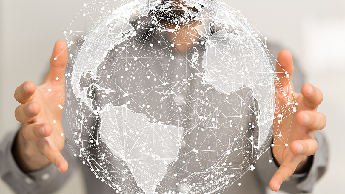 Eine Weltkugel - dargestellt mit Punkten, die zu Netzwerken verbunden sind - schwebt zwischen den Händen eines Mannes.