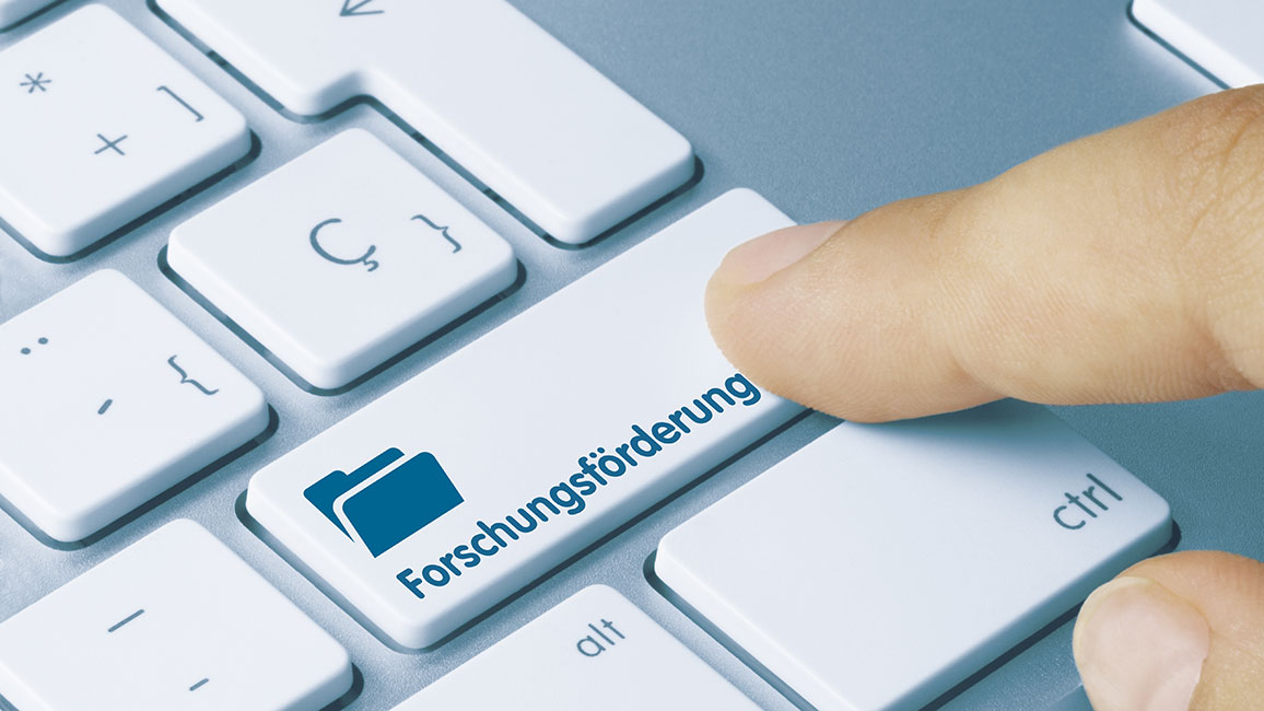 Ausschnitt eines Computer-Keyboards. Ein Finger dr&uuml;ckt auf eine Taste mit der Beschriftung "Forschungsf&ouml;rderung".