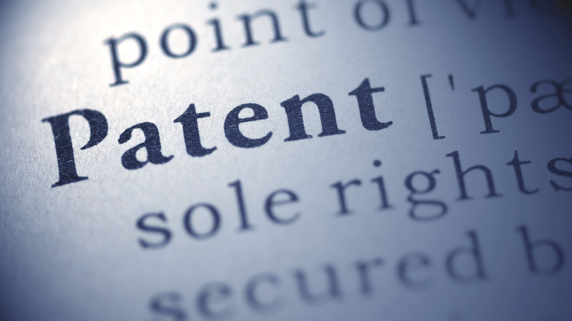 Nahaufnahme eines Eintrags in einem Wörterbuch. Im Fokus steht das Wort "Patent". Um das Wort herum wird das Bild unscharf.
